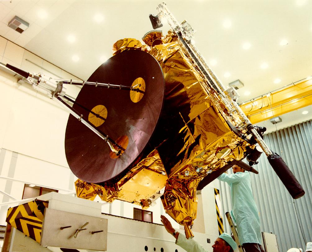 First polar orbit around the Sun