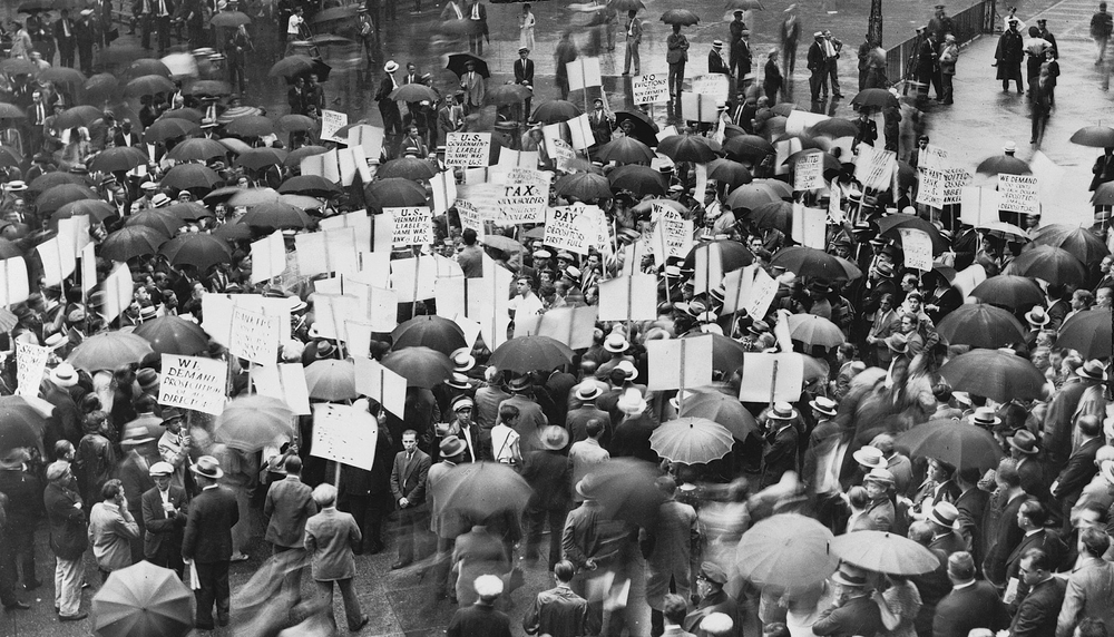 Stock market crash caused 1930s economic crisis with unemployment and poverty.