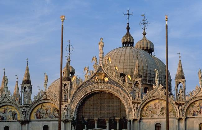 Venetian School's polychoral style spreads to Germany