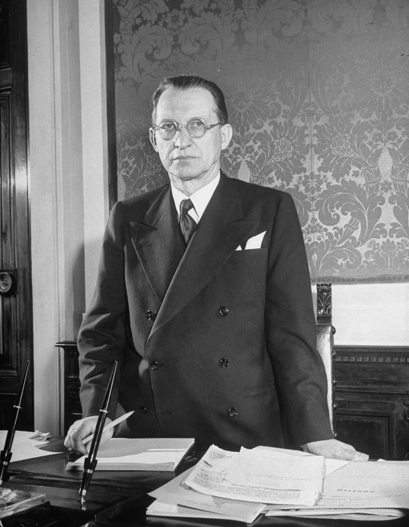 Life and political career of Alcide De Gasperi, a prominent Italian statesman and Christian Democrat.