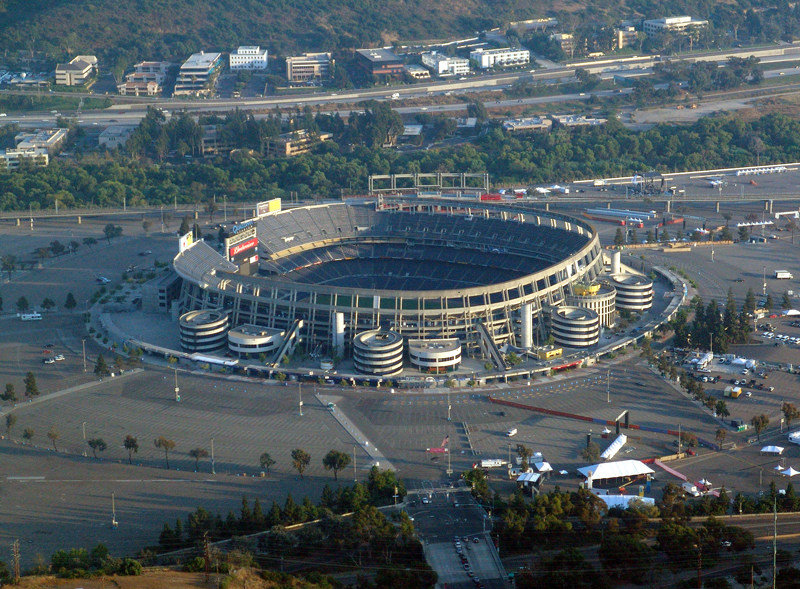 Super Bowl XXXVII: Tampa Bay Buccaneers defeated Oakland Raiders 48–21 at Qualcomm Stadium in San Diego, California.