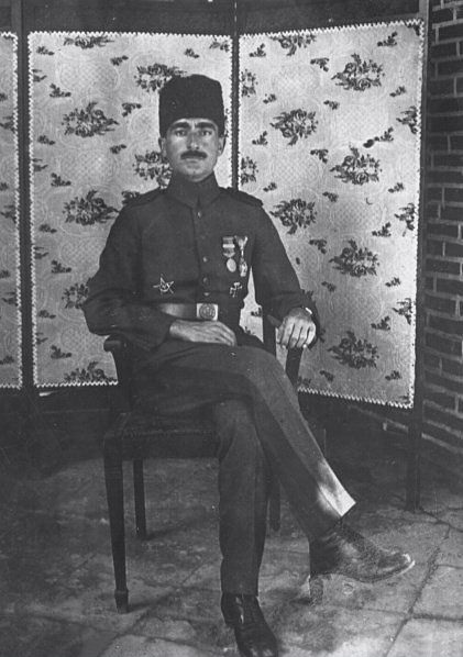 Siege of Kut: British forces trapped, supplies low, Ottoman blockade holds firm.