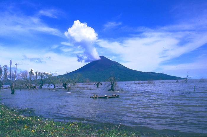 Eruption of Momotombo Volcano Leads to Destruction and Rebuilding of León City