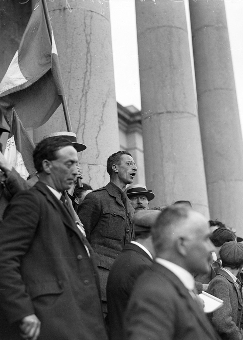 De Valera eliminates Oath of Allegiance and Governor-Generalship in the country's governance changes.