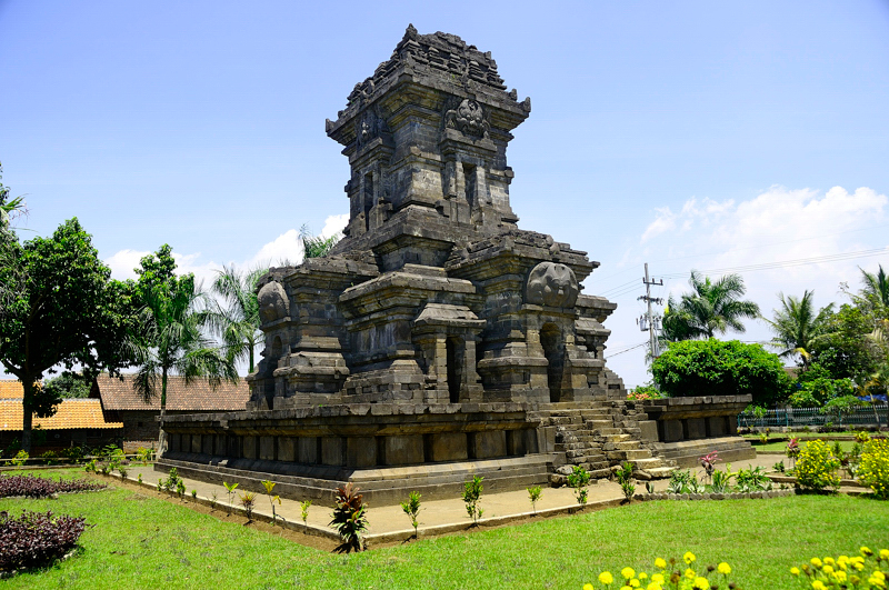 Construction of the Singhasari Temple in East Java under Singhasari Kingdom