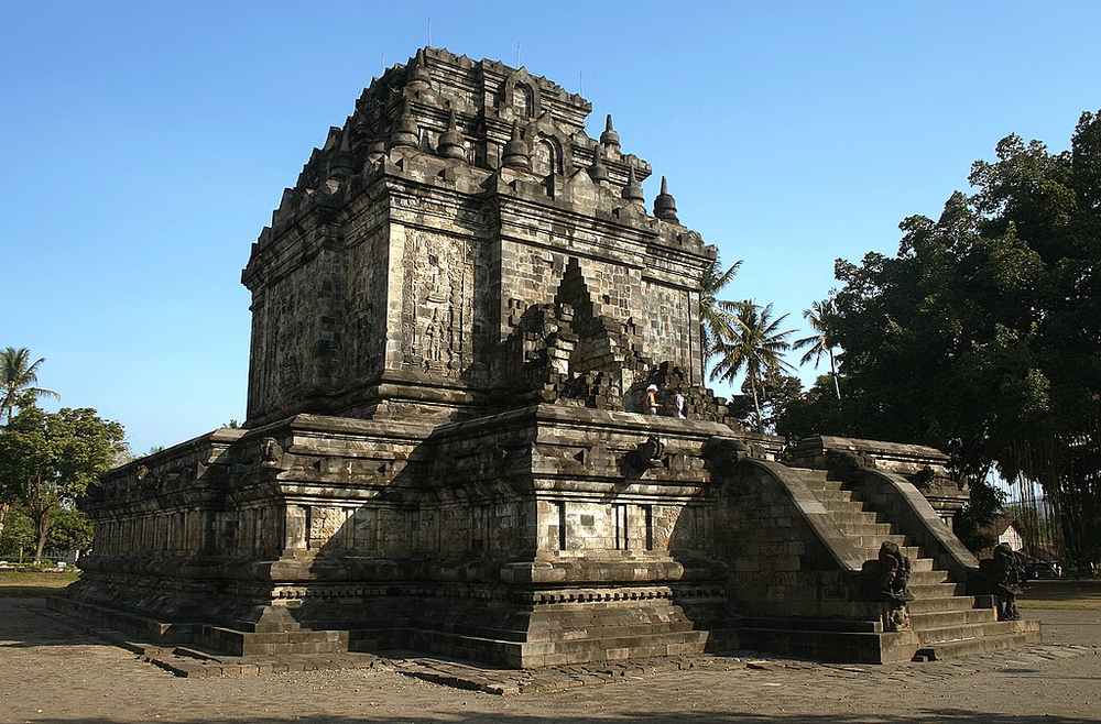 Sailendra Dynasty builds Mendut Temple near Borobudur