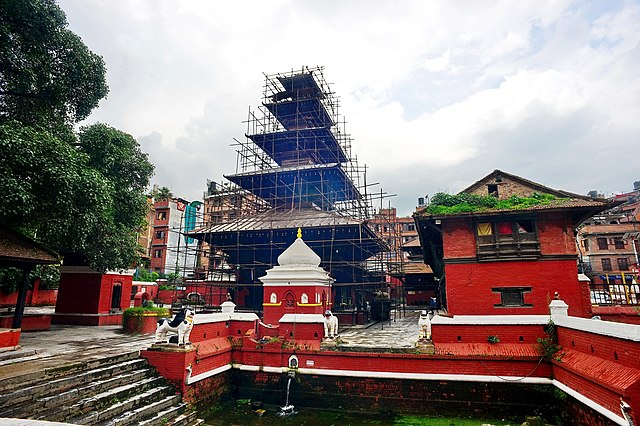 King Yaksha Malla orders famous Kumbeshwar Temple construction.
