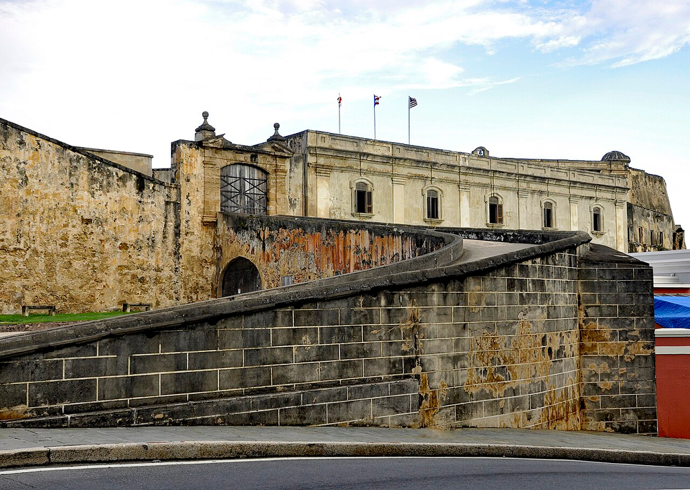 Construction of the Fortress of San Cristóbal in Gracias, a significant Spanish colonial military structure
