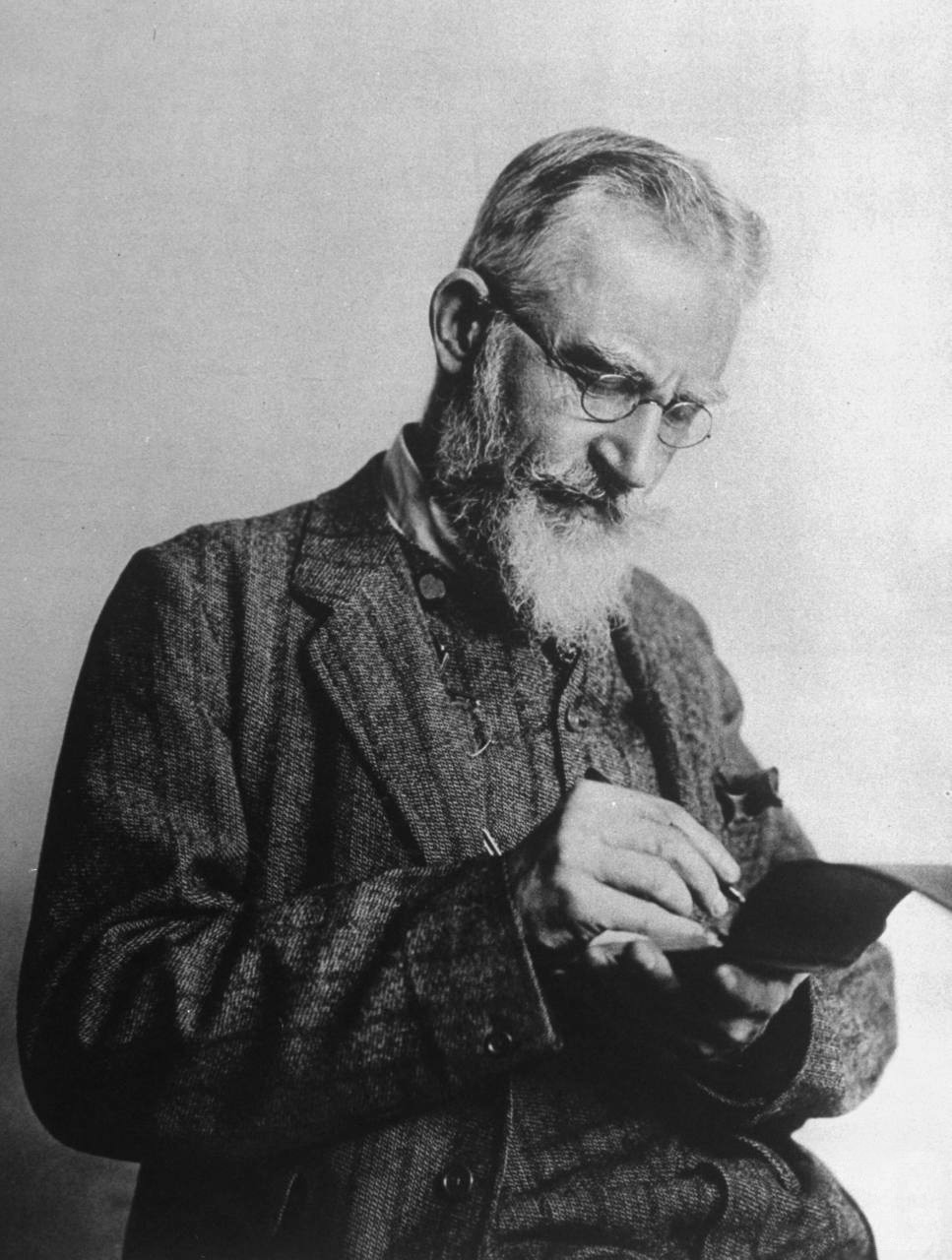 George Bernard Shaw: Nobel Laureate for Idealistic and Satirical Literature