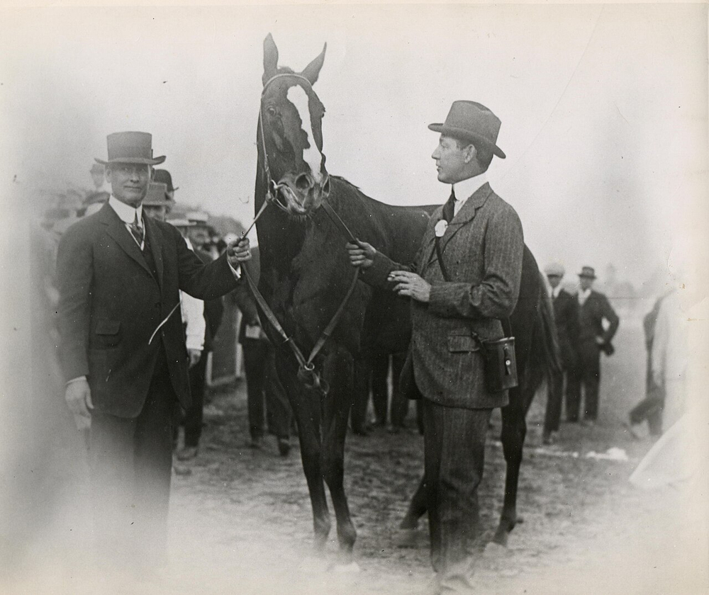 Regret's fast 1+1⁄4 miles victory with Joe Notter, James Rowe Sr., Harry Payne Whitney.