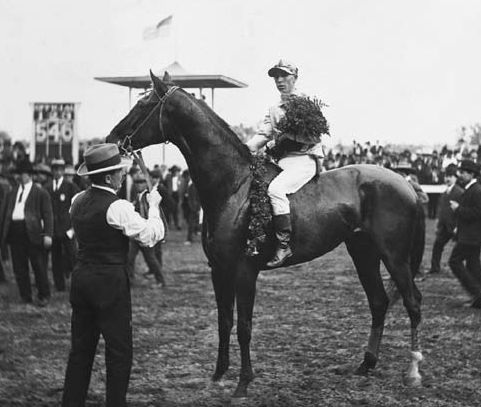 Sir Huon wins with Roscoe Troxler in 2:08.8 at a distance of 1+1⁄4 miles.