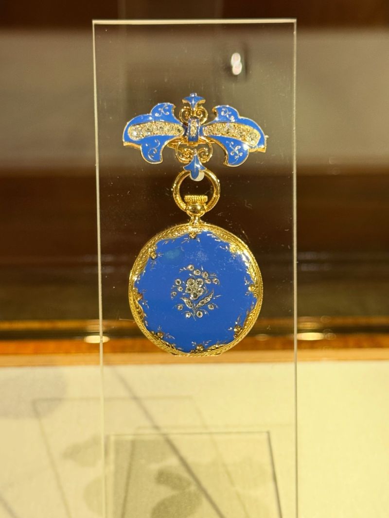 Queen Victoria Acquires Keyless Pendant Watch