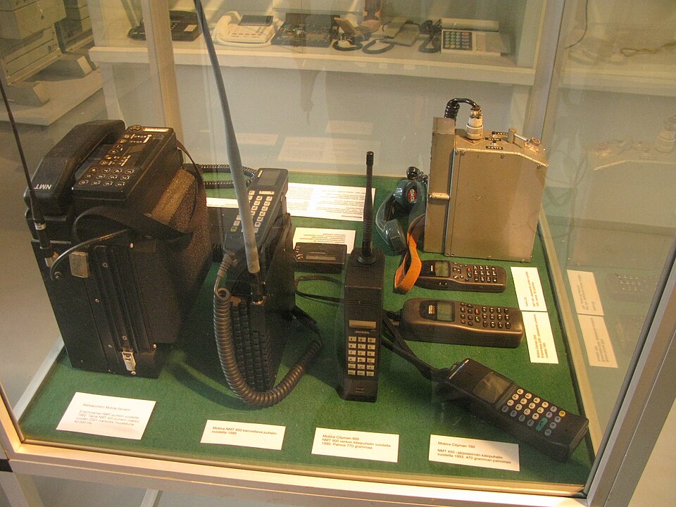 Mobira Cityman released – one of the first handheld mobile phones.