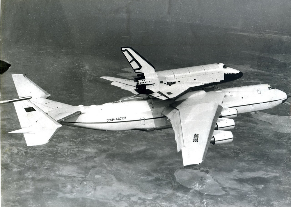 First Flight and Introduction of the Antonov An-225 “Mriya” Heavy Cargo Aircraft (1988–1989)