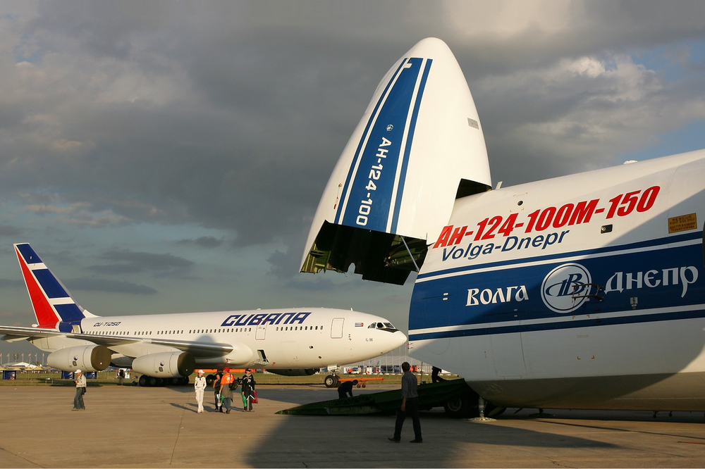 First Flight and Introduction of the Antonov An-124 “Ruslan” Heavy Transport Aircraft (1982–1987)