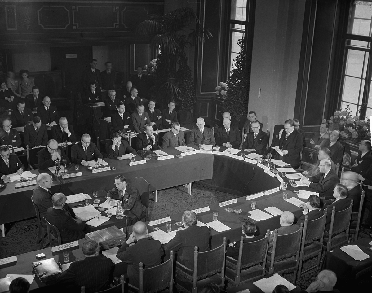 Moment image for Signing of the Benelux Customs Union between Belgium, the Netherlands, and Luxembourg