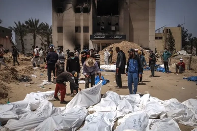 Moment image for Discovery of Mass Graves at Nasser Hospital