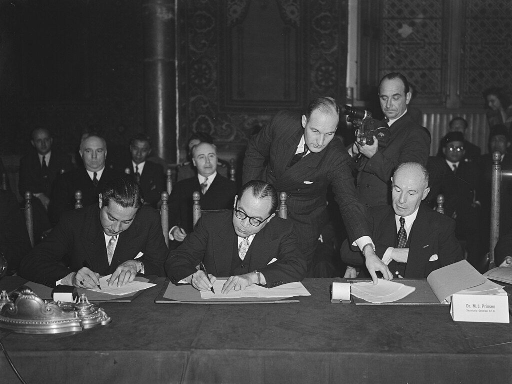 Moment image for Negotiating Transfer of Sovereignty at The Hague